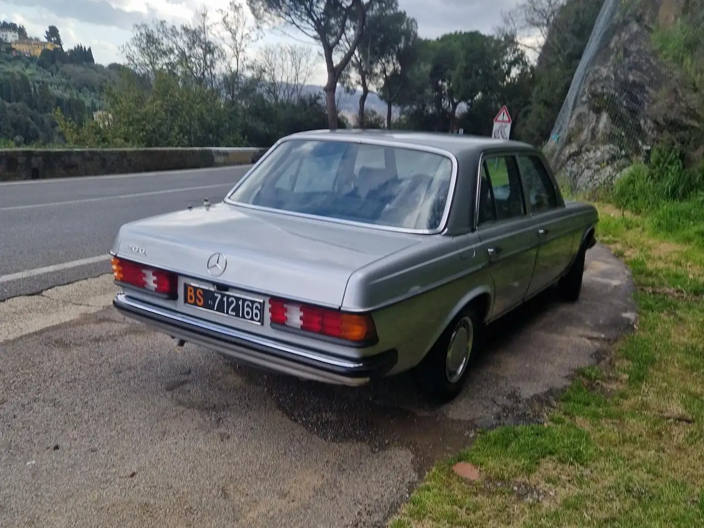 Mercedes-Benz 200 w123 Argent - 2