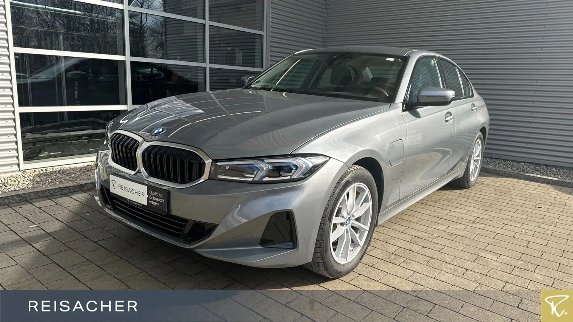 BMW 330 e xDrive Navi HUD adLED MemSi 17"LM RüKa Grau - 1