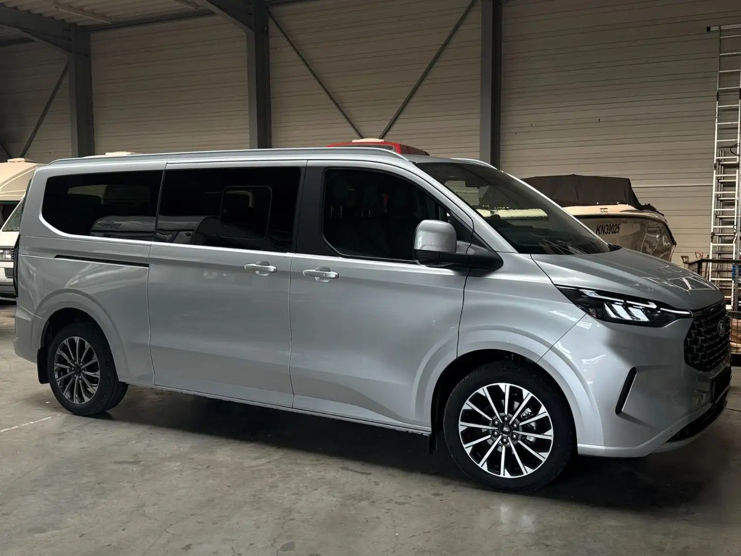 Ford Tourneo Custom L2 9-Sitzer Titanium 2025 Silber - 1