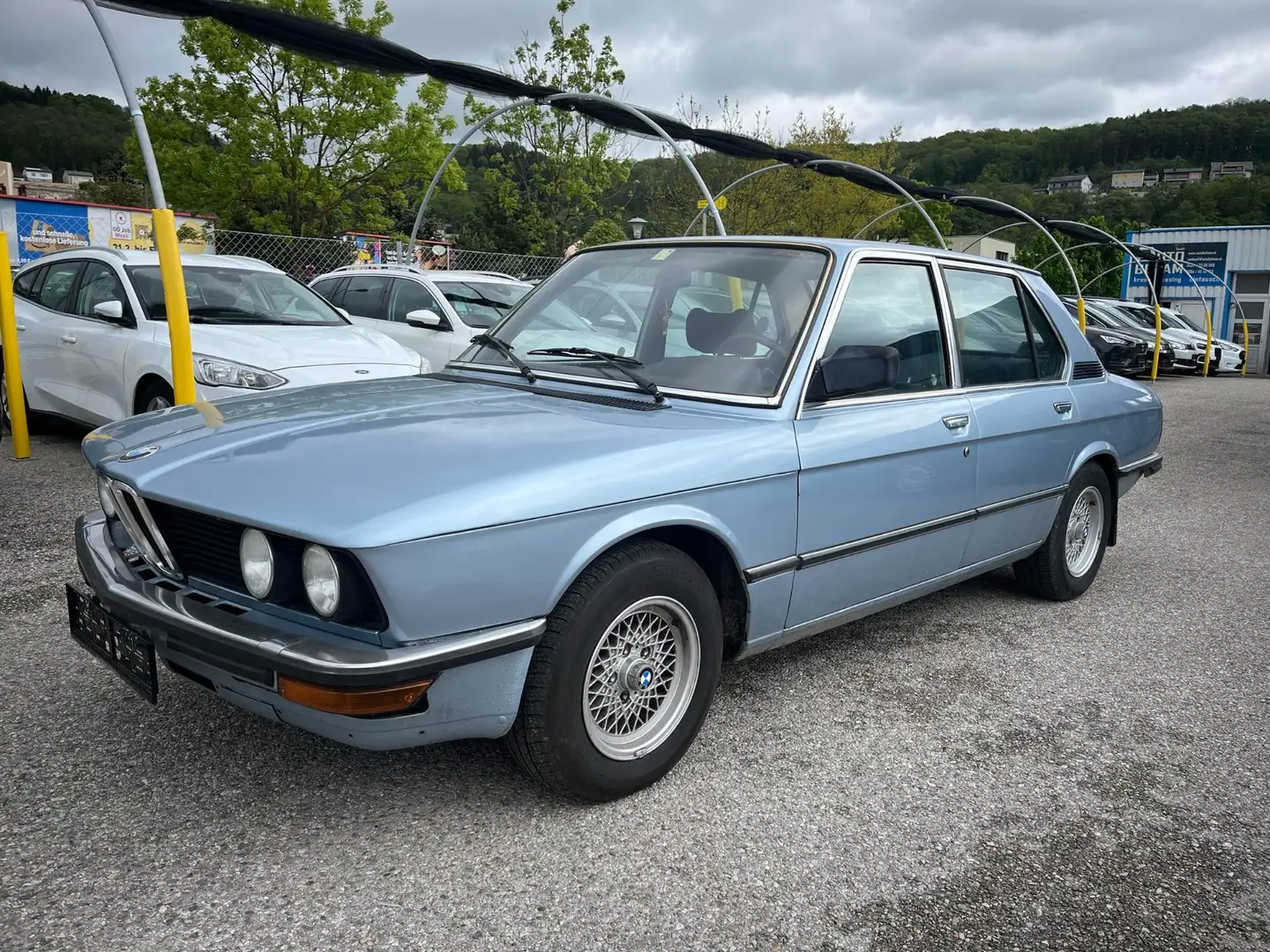 BMW 518 518 E12 mit historischer Zulassung Azul - 1