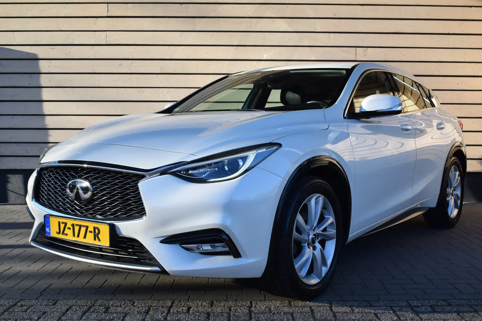 Infiniti Q30 1.6t Premium Weiß - 2