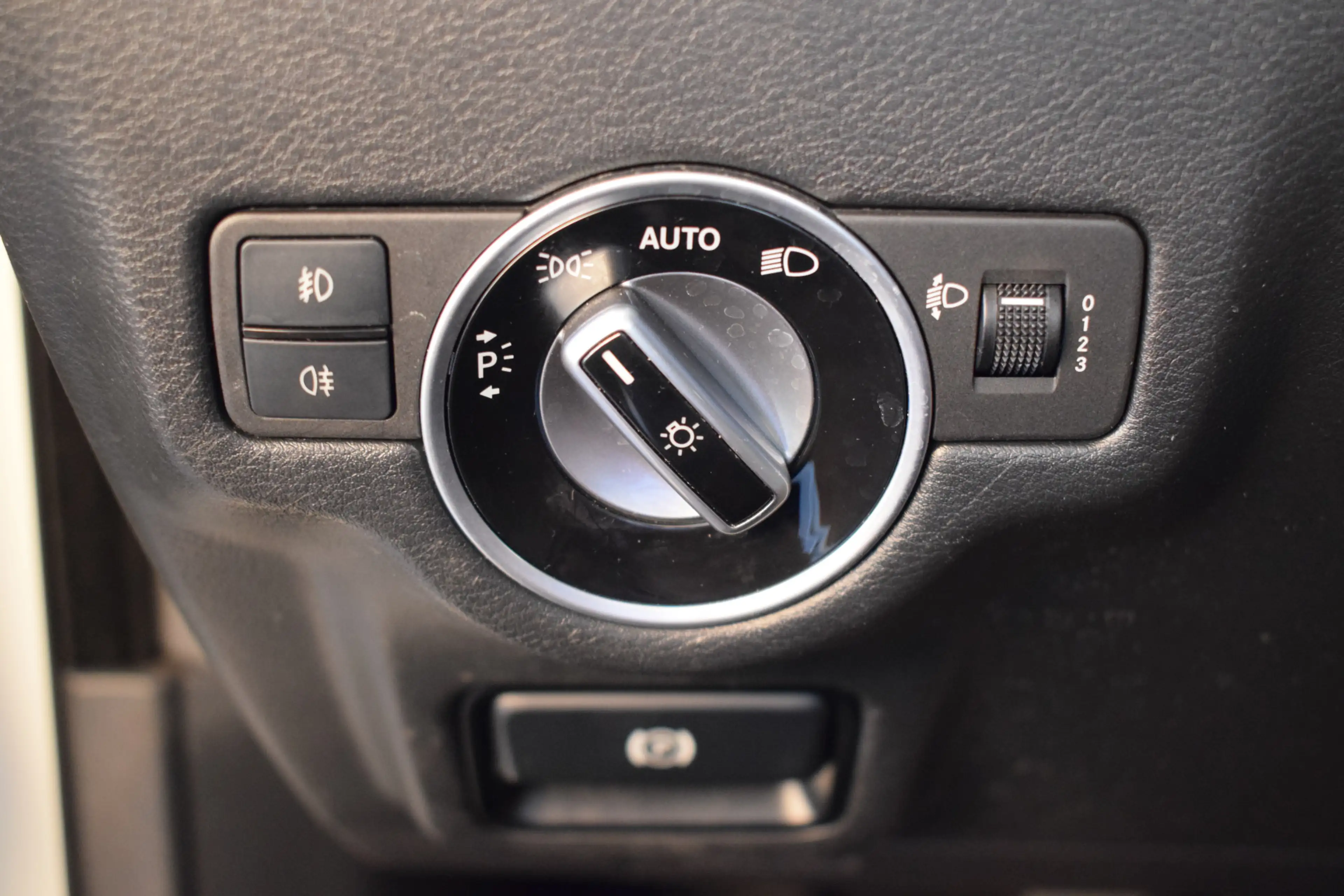 Infiniti Q30 1.6t Premium — photo 17