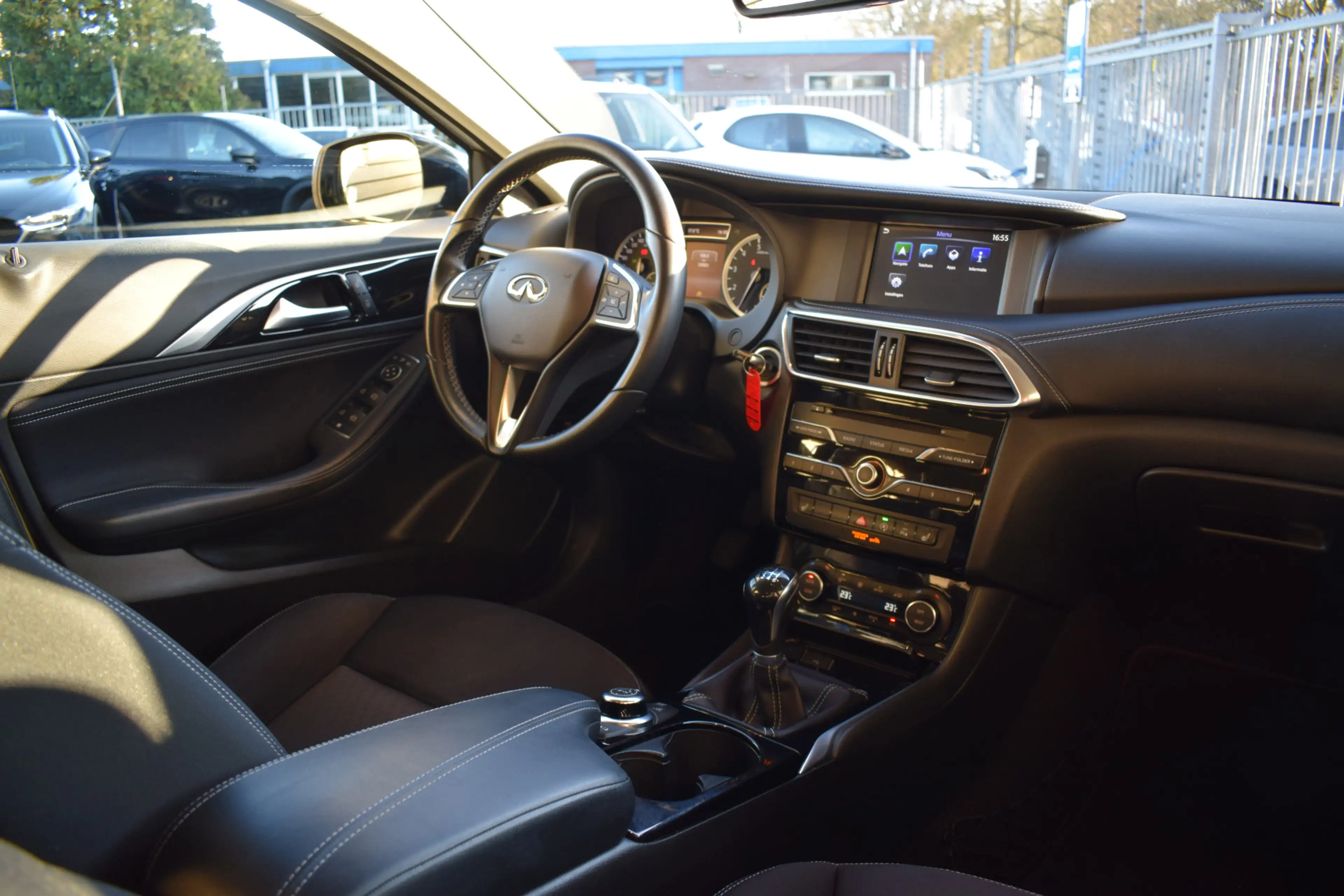 Infiniti Q30 1.6t Premium — photo 10