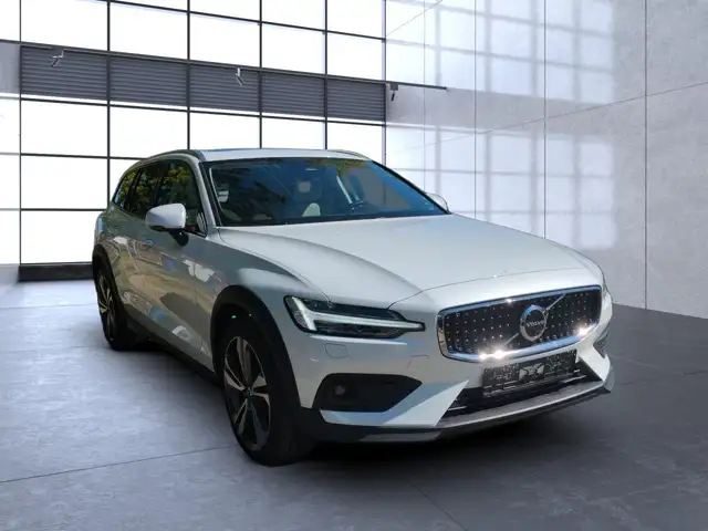 Volvo V60 Cross Country view 8