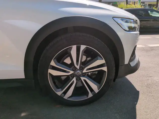 Volvo V60 Cross Country view 21