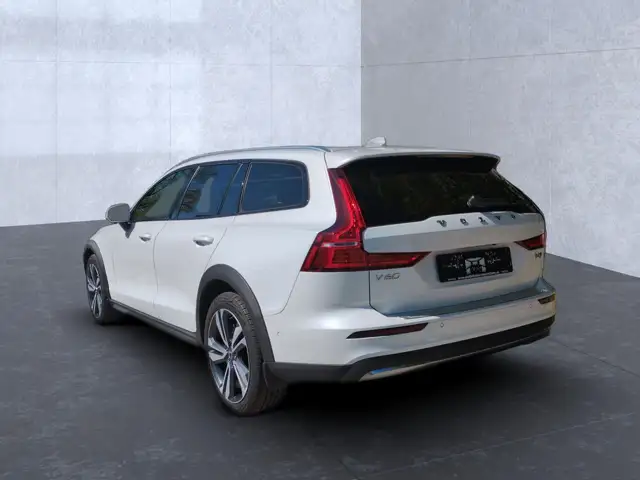 Volvo V60 Cross Country view 5
