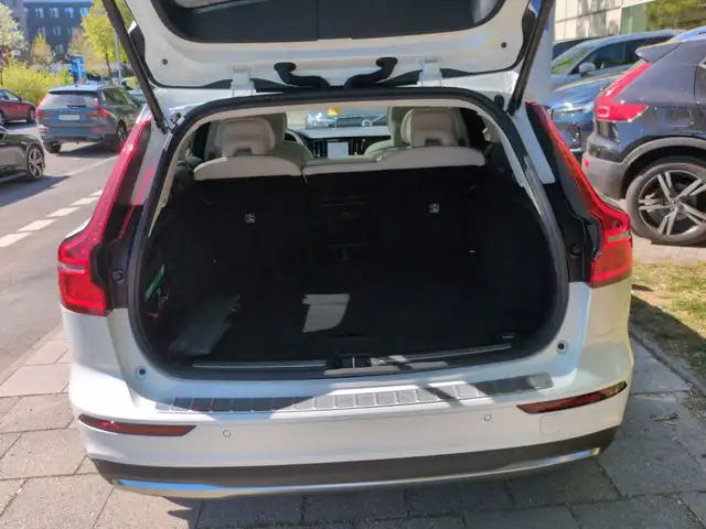 Volvo V60 Cross Country view 22
