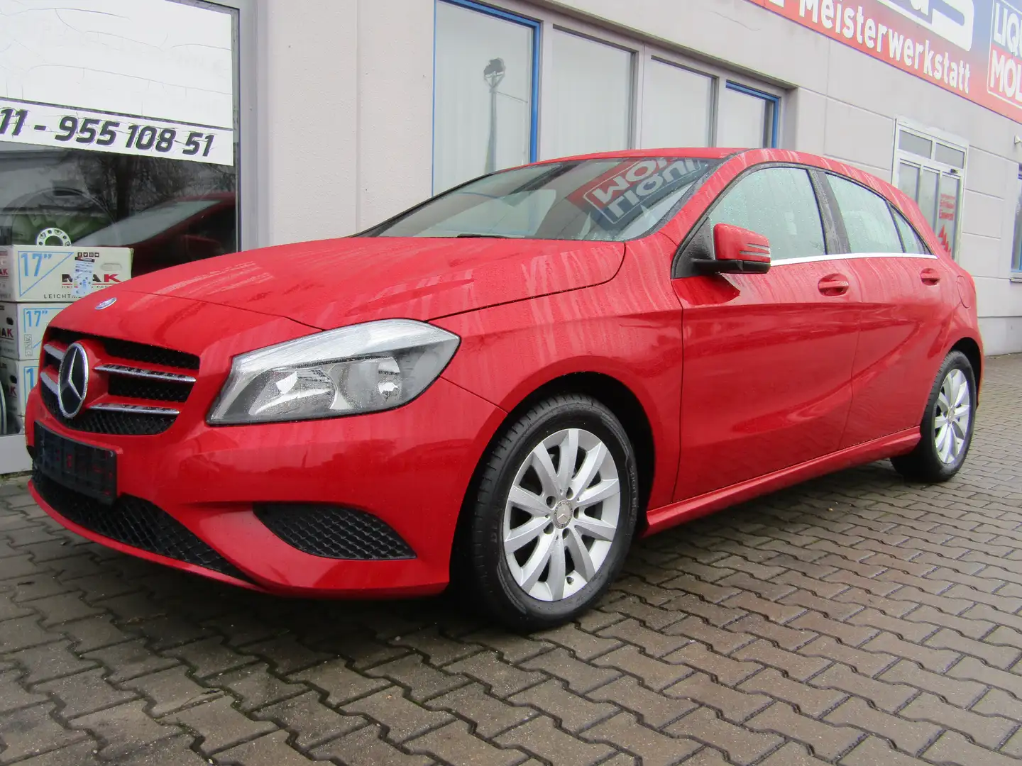 Mercedes-Benz A 180 A 180 BlueEfficiency, 1 Hand, 8 Fach Bereifung, Rot - 1