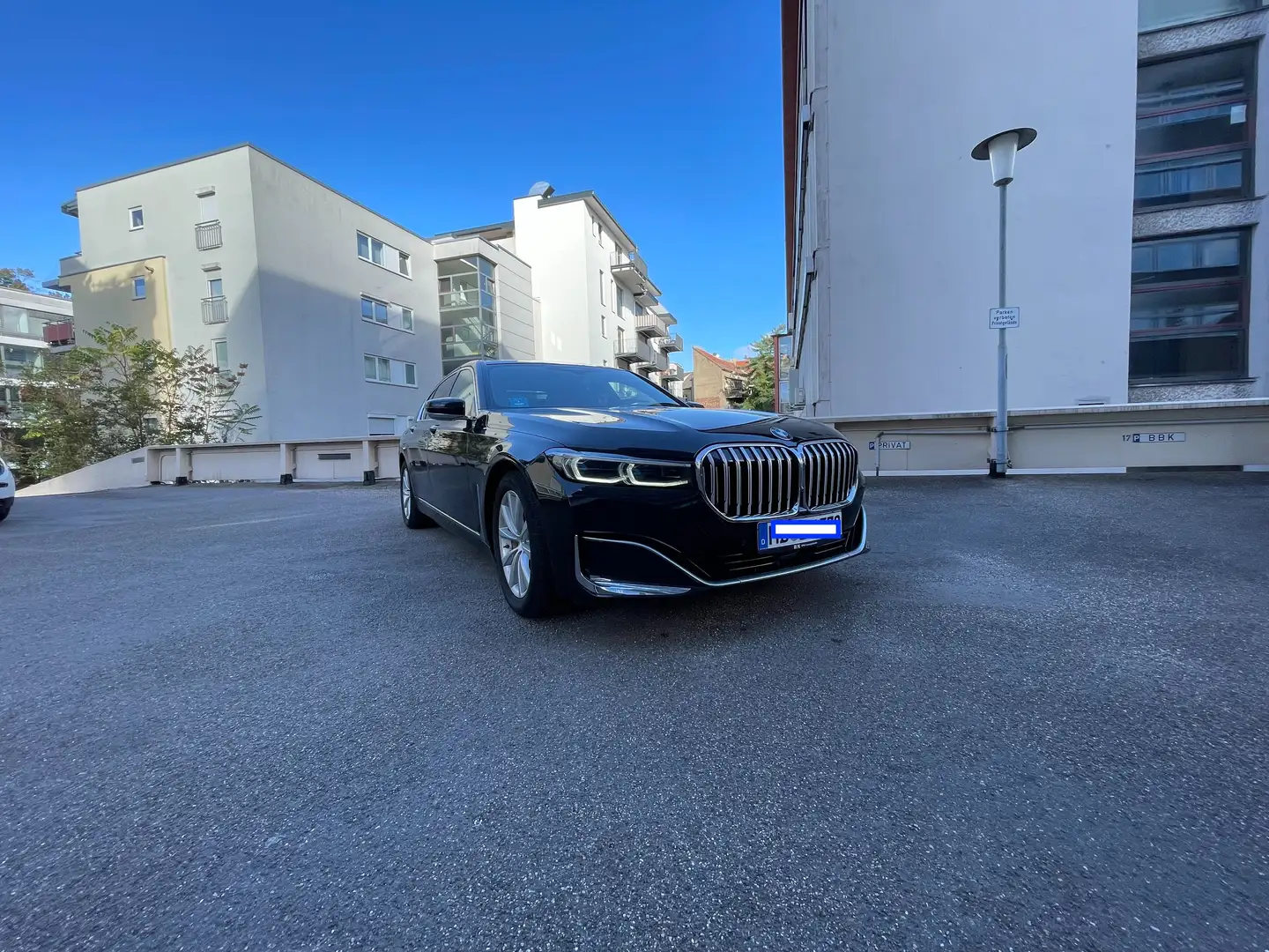 BMW 745 7er Plug-In-Hybrid mit TV und Tablett hinten Black - 1