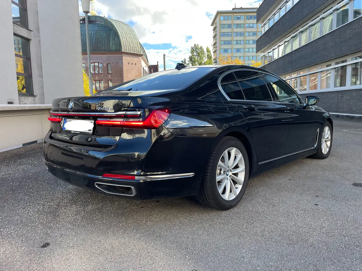 BMW 745 7er Plug-In-Hybrid mit TV und Tablett hinten Black - 2
