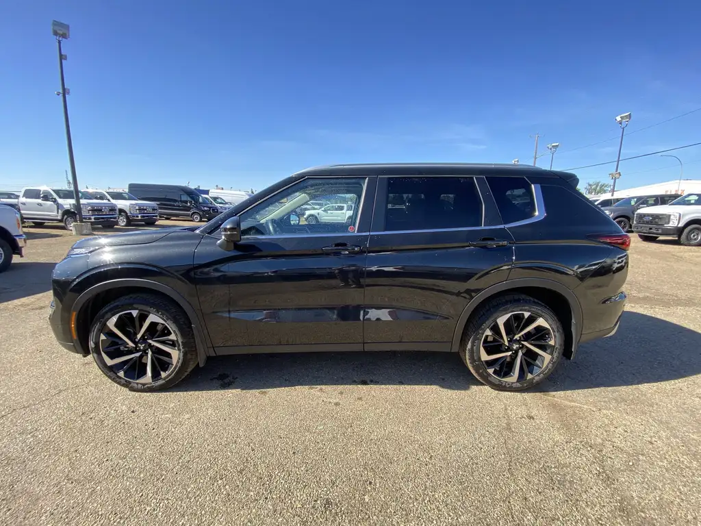 2024 Mitsubishi Outlander SE — photo 5