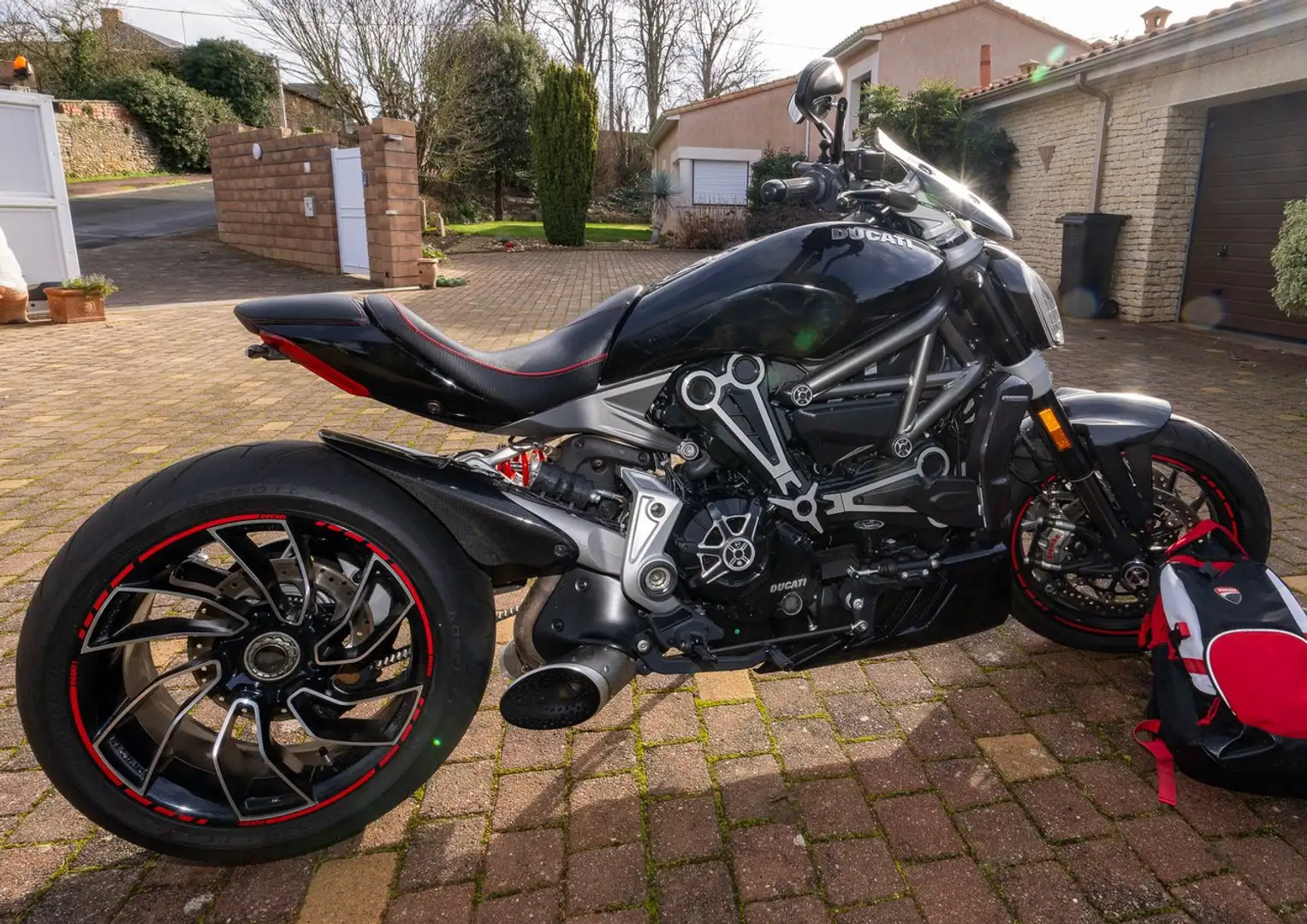 Ducati Diavel DIAVEL XS en finition Glossy Black Noir - 1