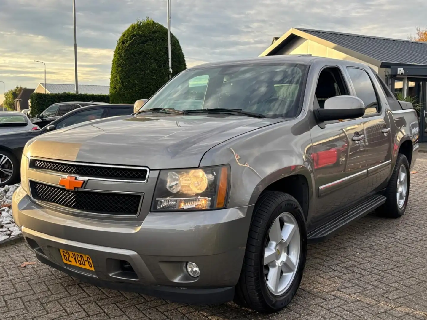 Chevrolet Avalanche 5.3 V8 4WD LPG-G3 Grijs Kenteken Youngtimer Grau - 1