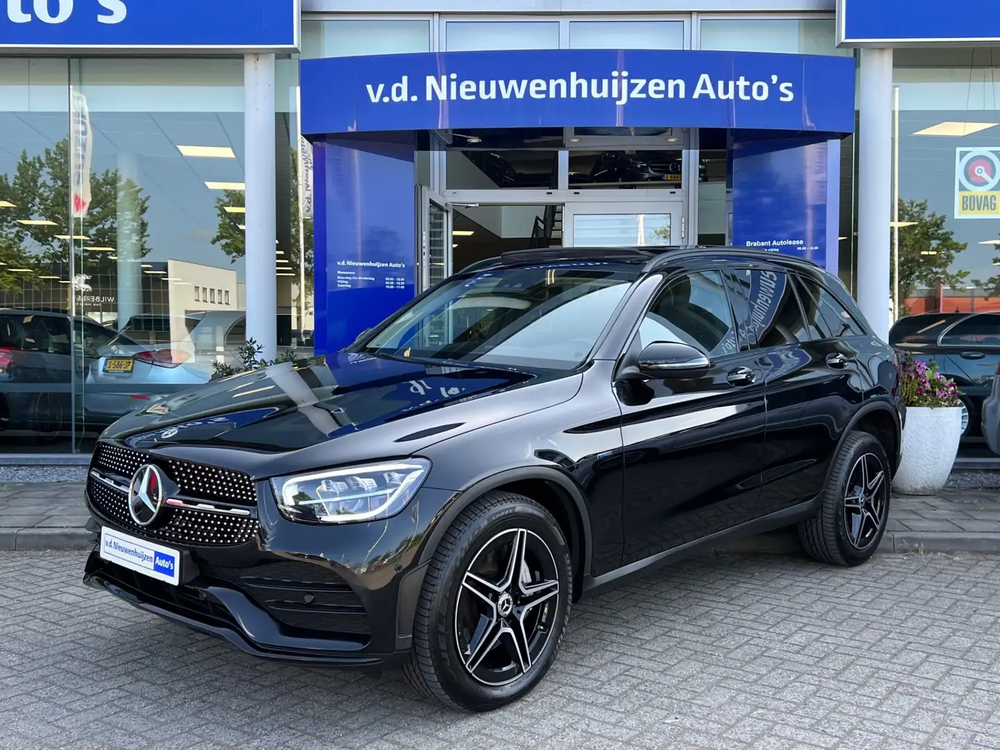 Mercedes-Benz GLC 300 300e 4MATIC AMG Line | Night-Pakket | Pano-Dak | I Zwart - 1