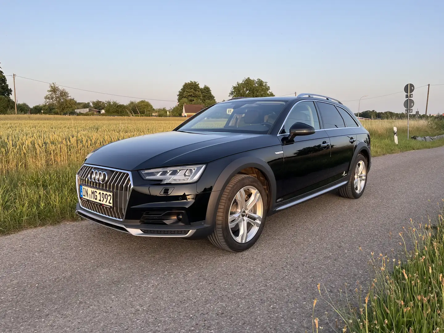 Audi A4 allroad Automatik ACC AHK SH Pano Schwarz - 1