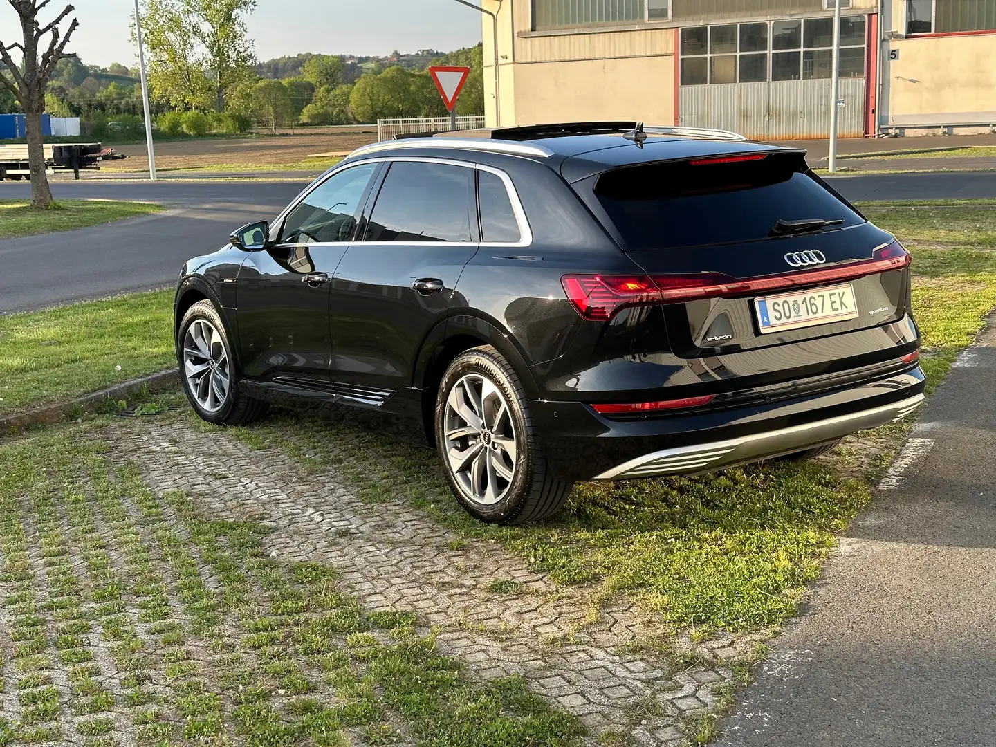 Audi e-tron e-tron 55 quattro 95kWh Advanced Advanced Schwarz - 2
