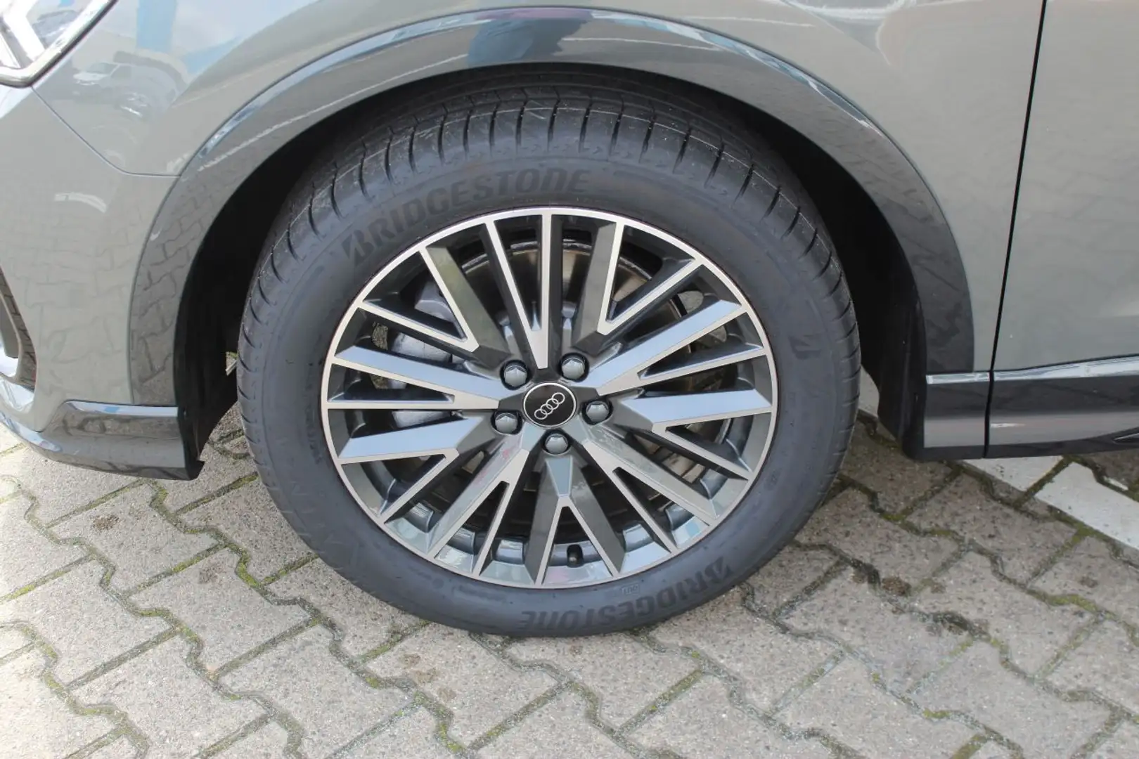Audi Q3 S line 40 TFSI quattro S tronic Optikpaket schwarz Grau - 2