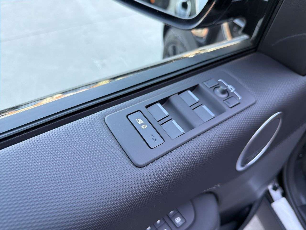 2026 Land Rover Discovery P300 Dynamic SE thumb 10