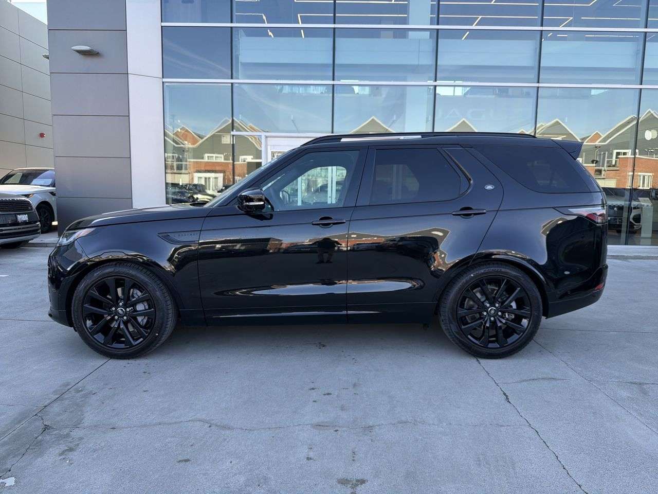 2026 Land Rover Discovery P300 Dynamic SE alt 5