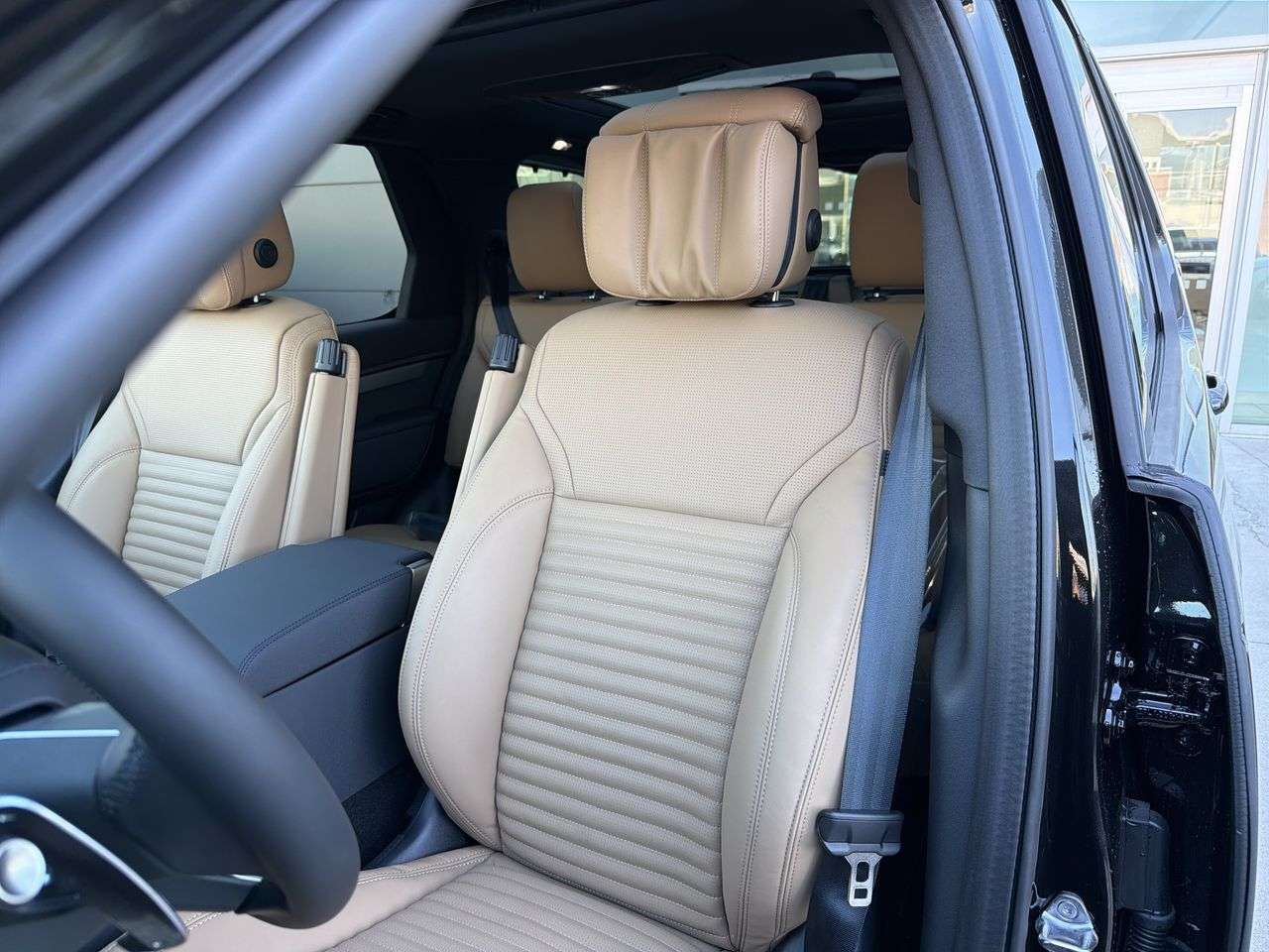 2026 Land Rover Discovery P300 Dynamic SE thumb 8
