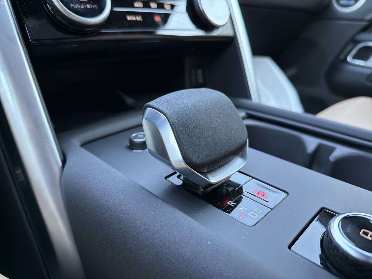 2026 Land Rover Discovery P300 Dynamic SE thumb 17