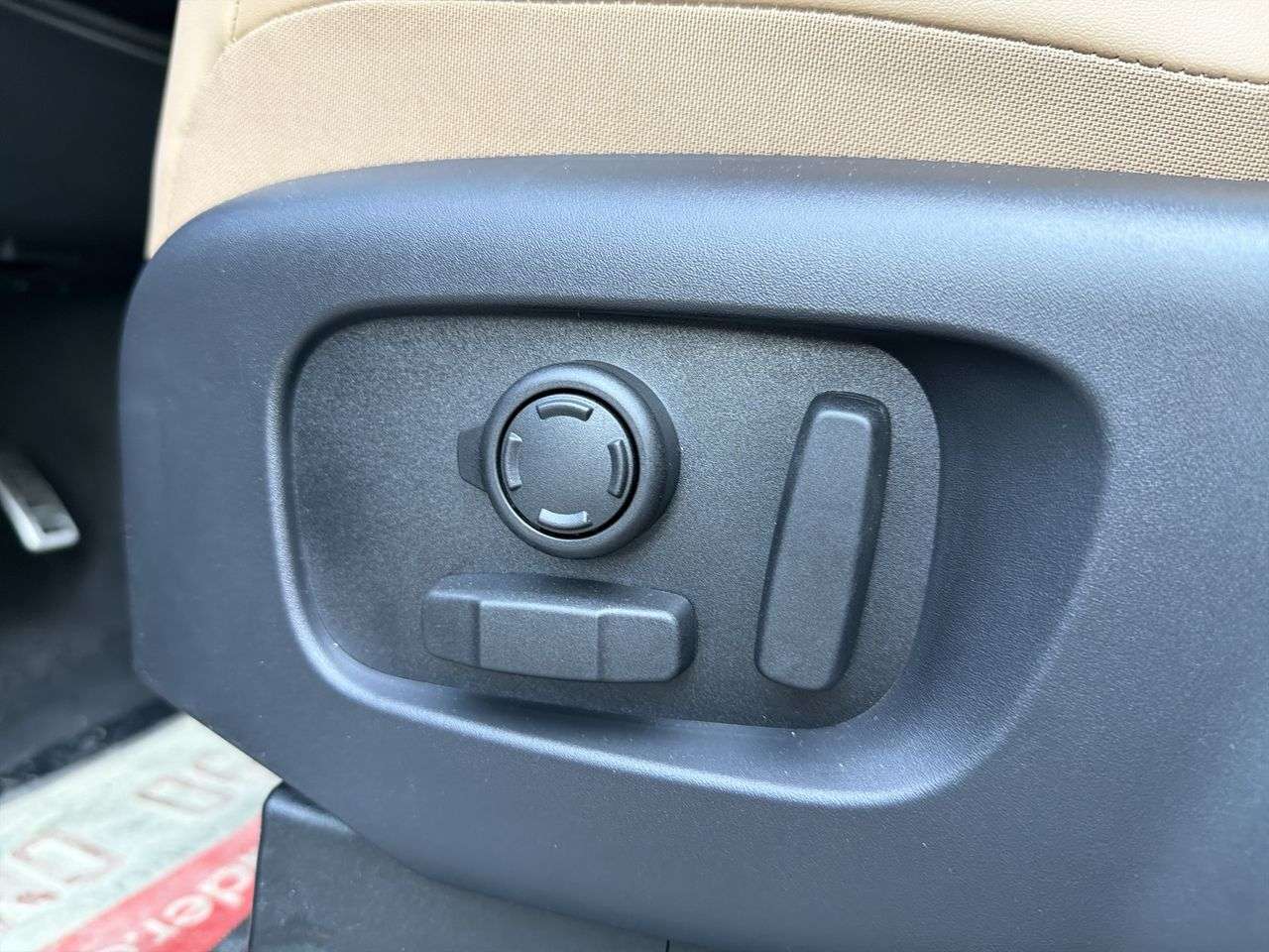 2026 Land Rover Discovery P300 Dynamic SE thumb 9