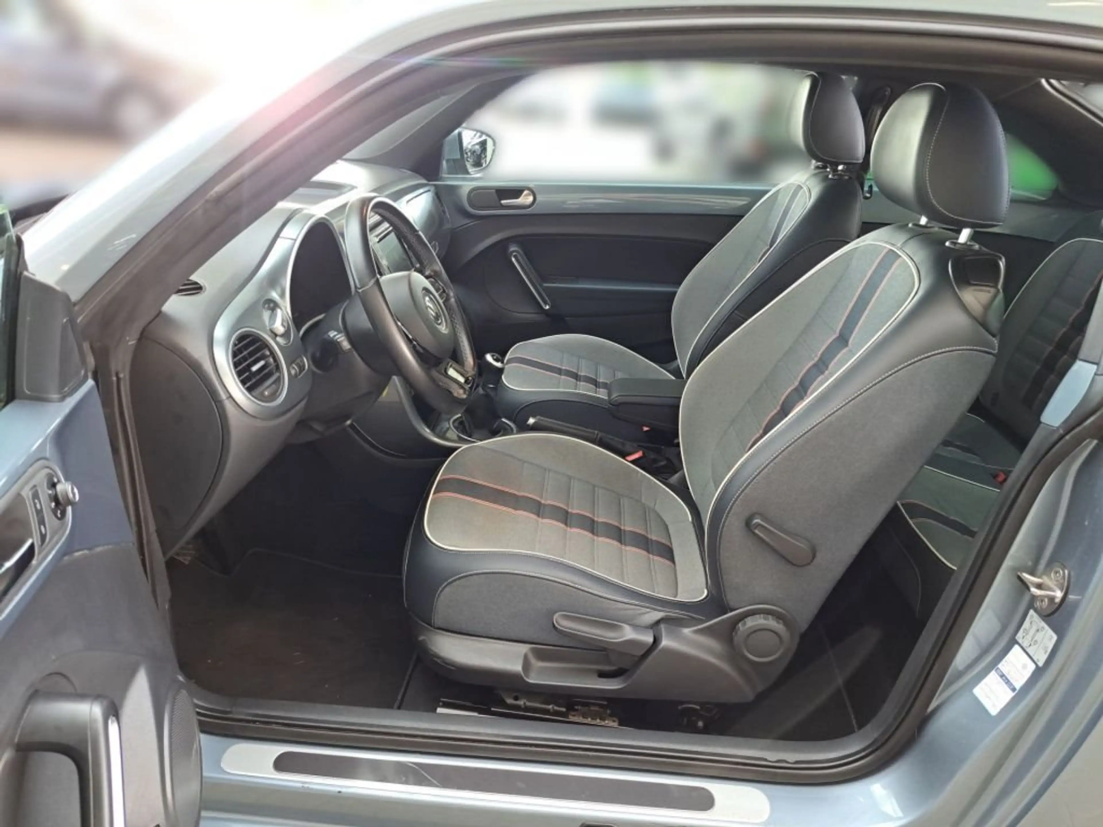 Volkswagen Beetle The 1.4 TSI Blue Motion Technologie Denim — photo 8