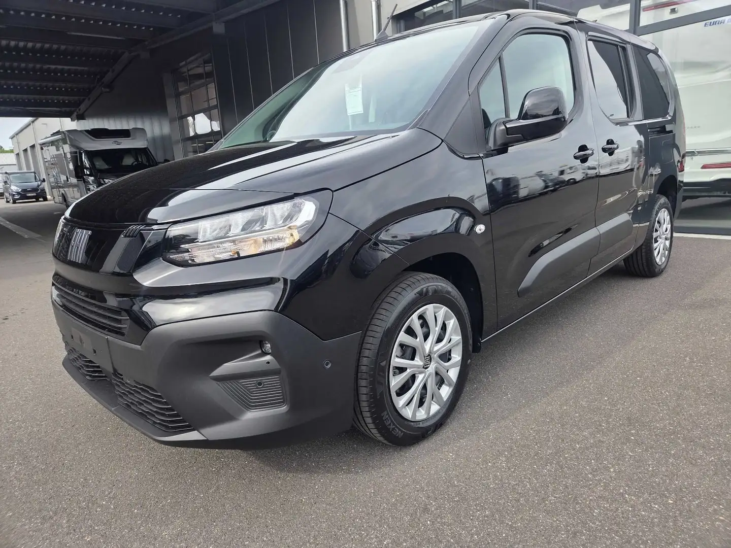 Fiat Doblo Kombi L2 BlueHDi 130 EAT8 7Sitze NAV KAM PDC Schwarz - 1