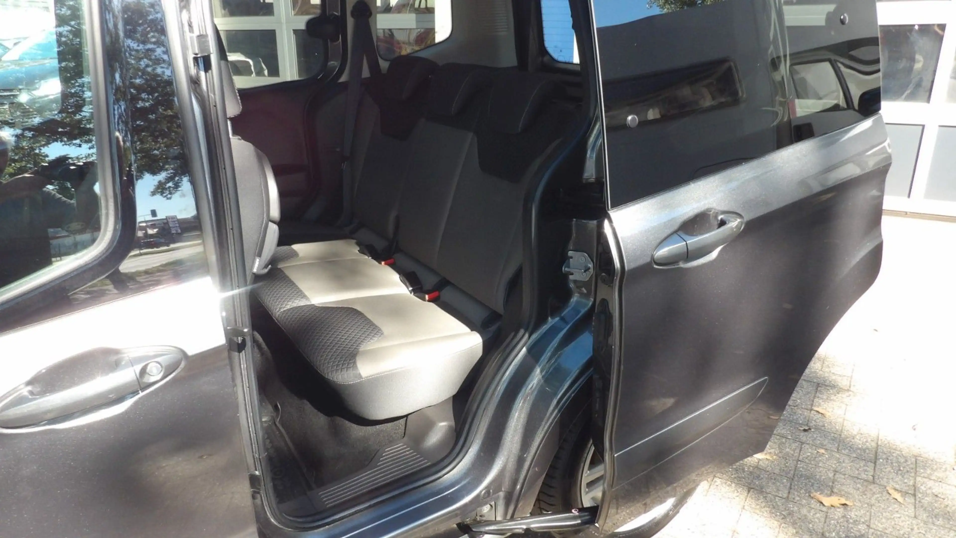Ford Tourneo Courier Titanium*SHZ*RFK*Navi* — photo 11