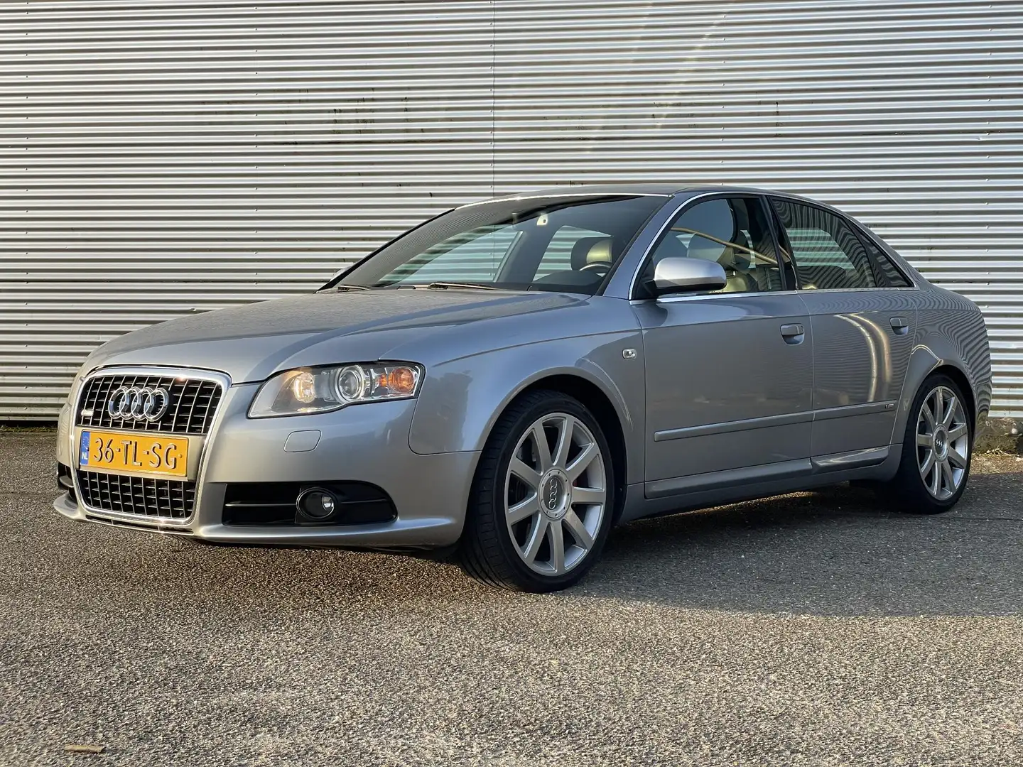 Audi A4 Limousine 2.0 TFSI quattro edition 260 pk nieuwsta Grijs - 1