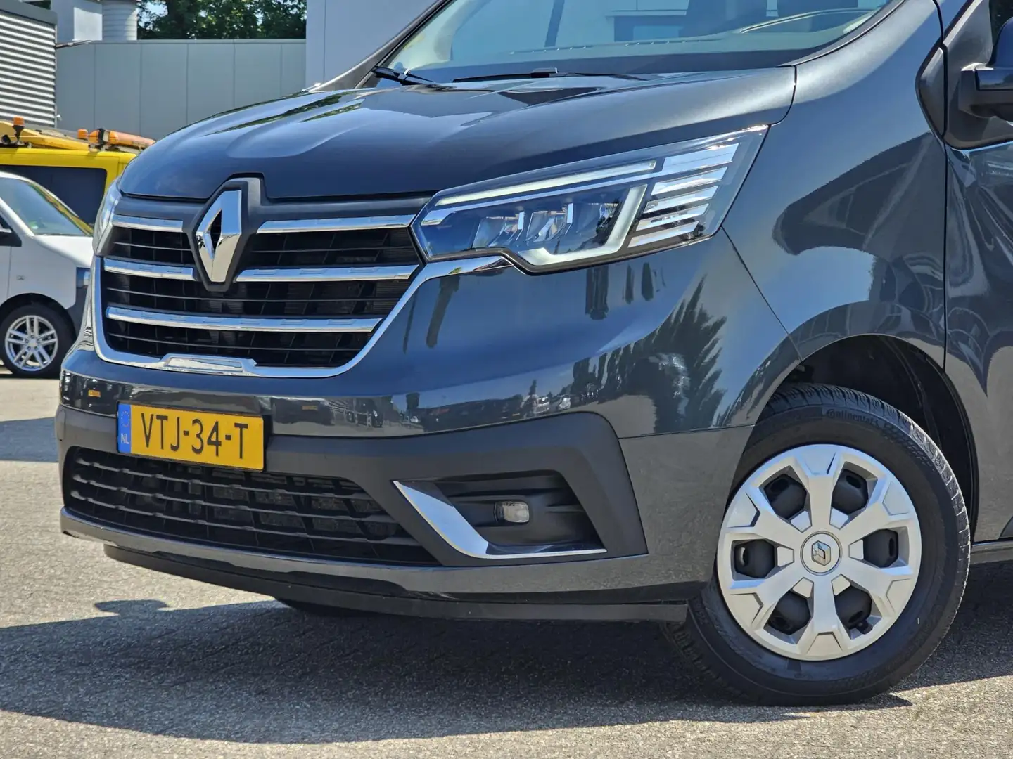 Renault Trafic 2.0 dCi L2H1 Work Edition 6-PERS TREKHAAK NAV Grijs - 2