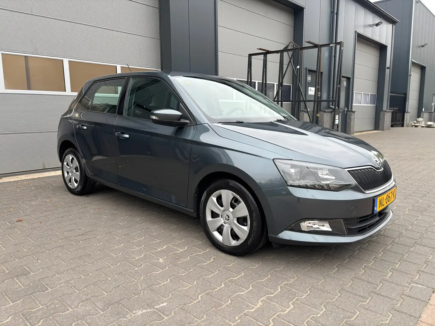Skoda Fabia 1.0 Ambition 5DRS|CLIMA|PARKEERSENSOR|1ste eigenaa Grijs - 1