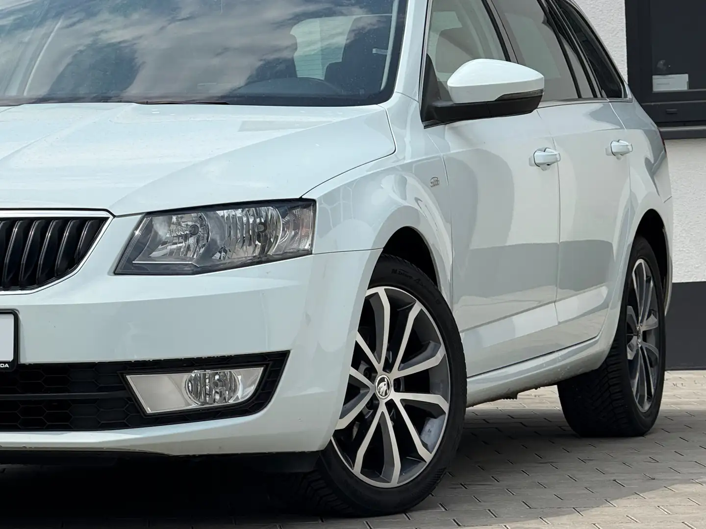 Skoda Octavia 2.0 TDI DSG/ Edition/ Laser-Weiß/ DAB/ Navi/ Wit - 2