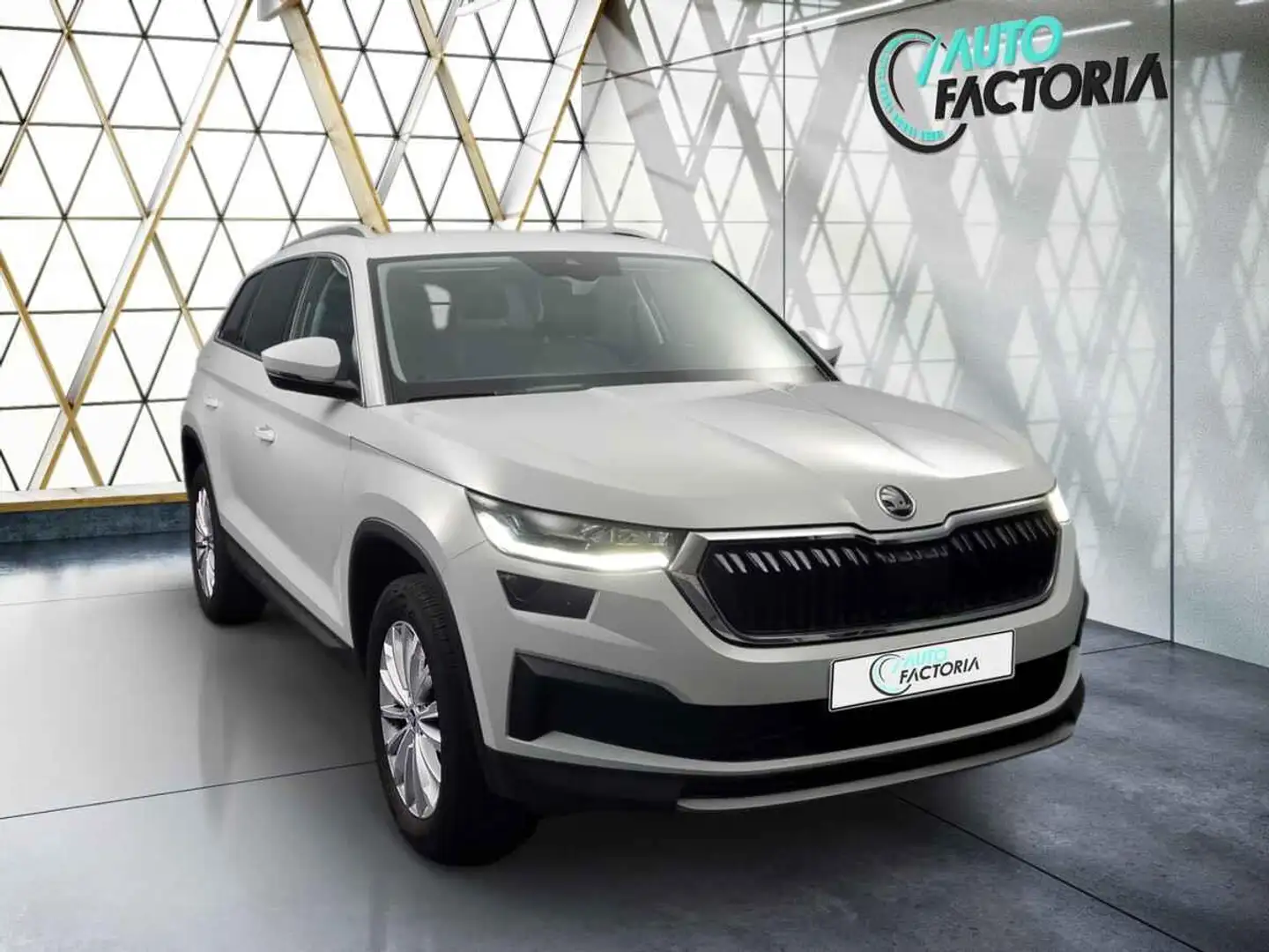 Skoda Kodiaq -23% 1.5 TSI 150 BVA 7PL +MIRRORLINK+CAM+Opts Beige - 2