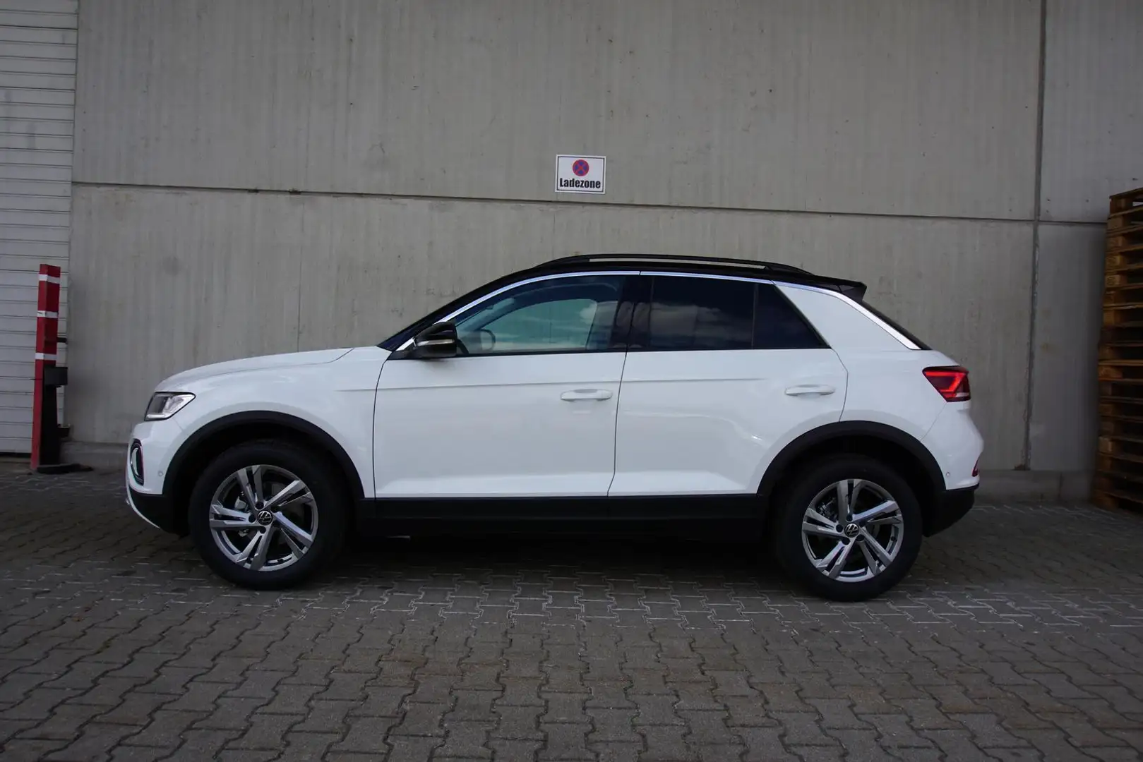 Volkswagen T-Roc 1.5TSI DSG Life AHK Navi/MirrorLi Kamera ACC Wit - 2