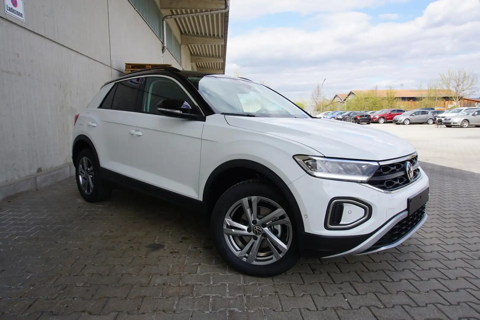Volkswagen T-Roc 1.5TSI DSG Life AHK Navi/MirrorLi Kamera ACC Wit - 1