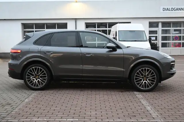 Porsche Cayenne view 7