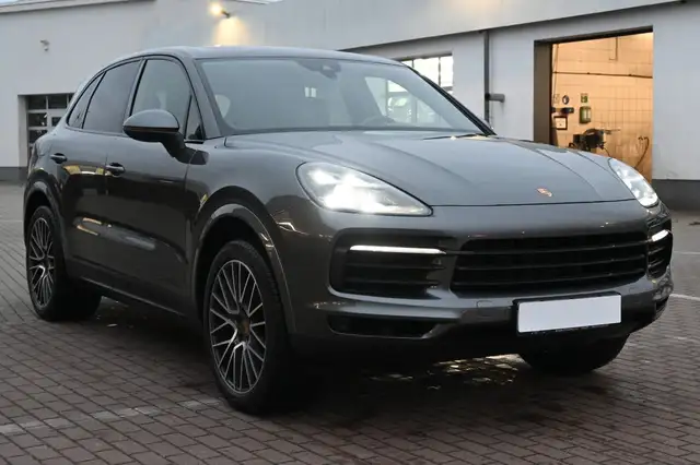 Porsche Cayenne view 8