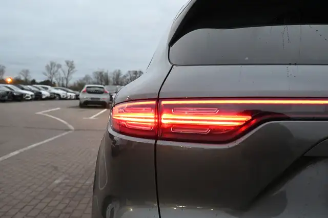 Porsche Cayenne view 11