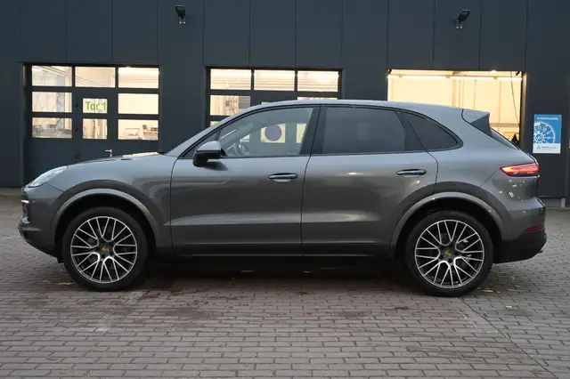 Porsche Cayenne view 3