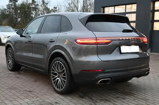 Porsche Cayenne view 4