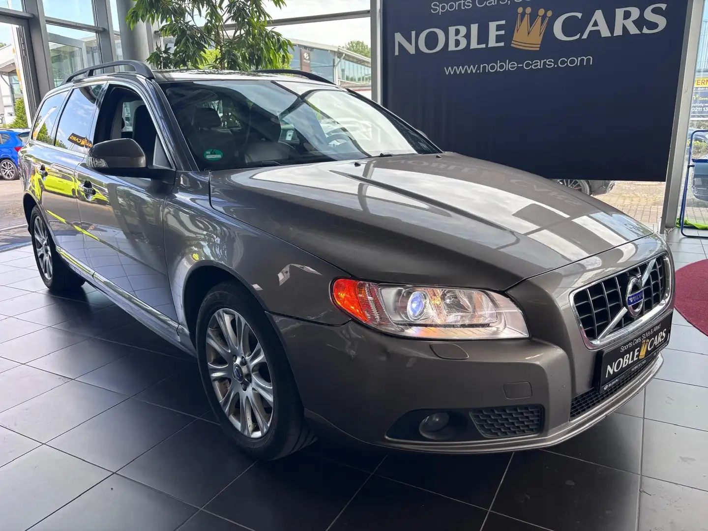 Volvo V70 Kombi Momentum KLIMA NAVI ALU Grau - 1