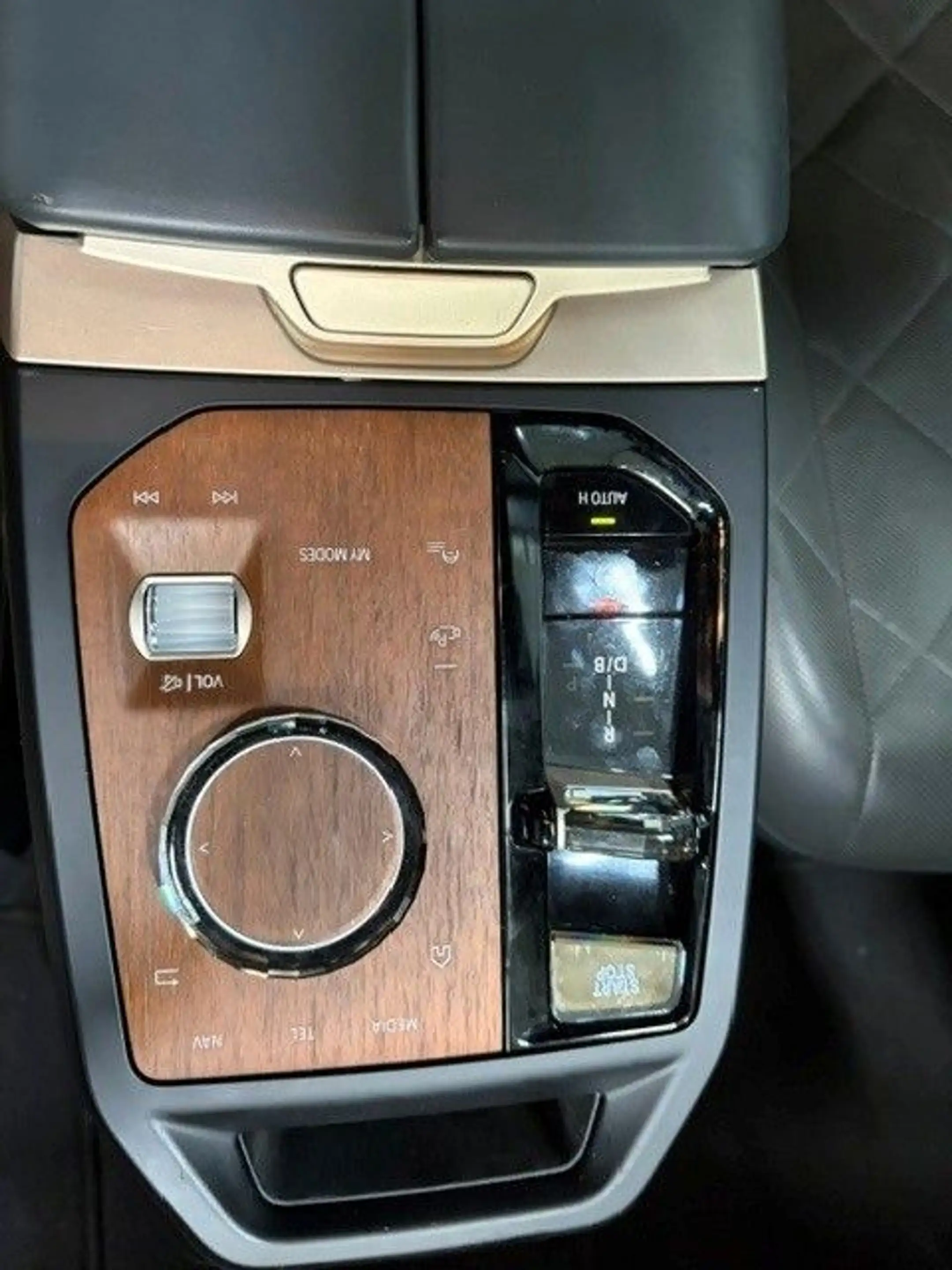 BMW iX 40 xDrive Pano Driving As Prof — photo 12