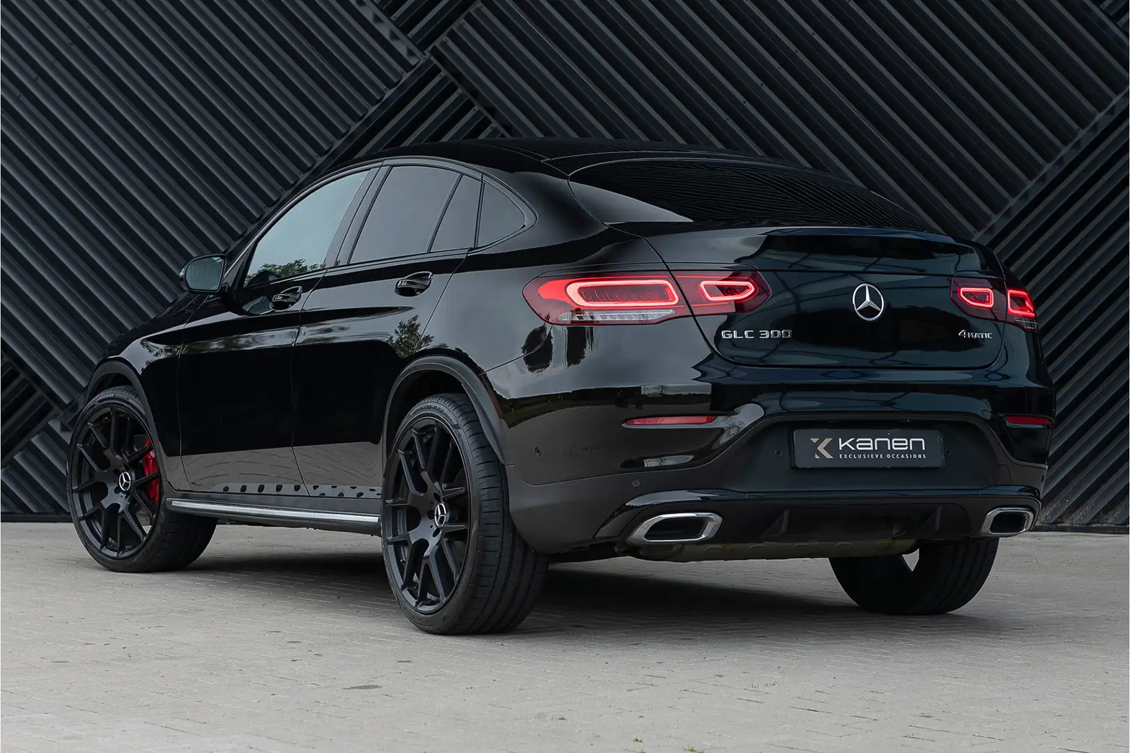 Mercedes-Benz GLC 300 Coupé 4MATIC AMG ACC Schuifdak Memory 360 Burmest Zwart - 2