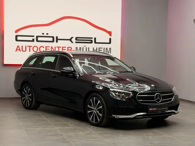 Mercedes-Benz 300 view 3