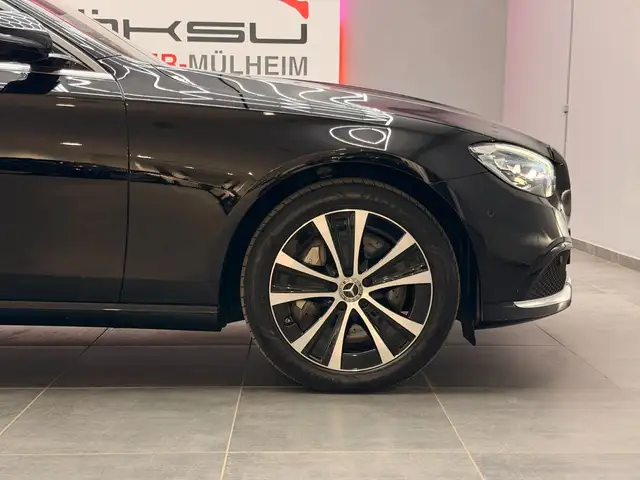 Mercedes-Benz 300 view 10