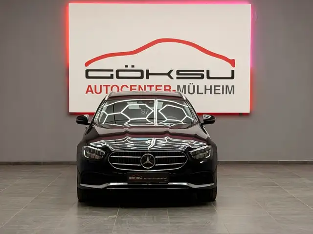 Mercedes-Benz 300 view 4