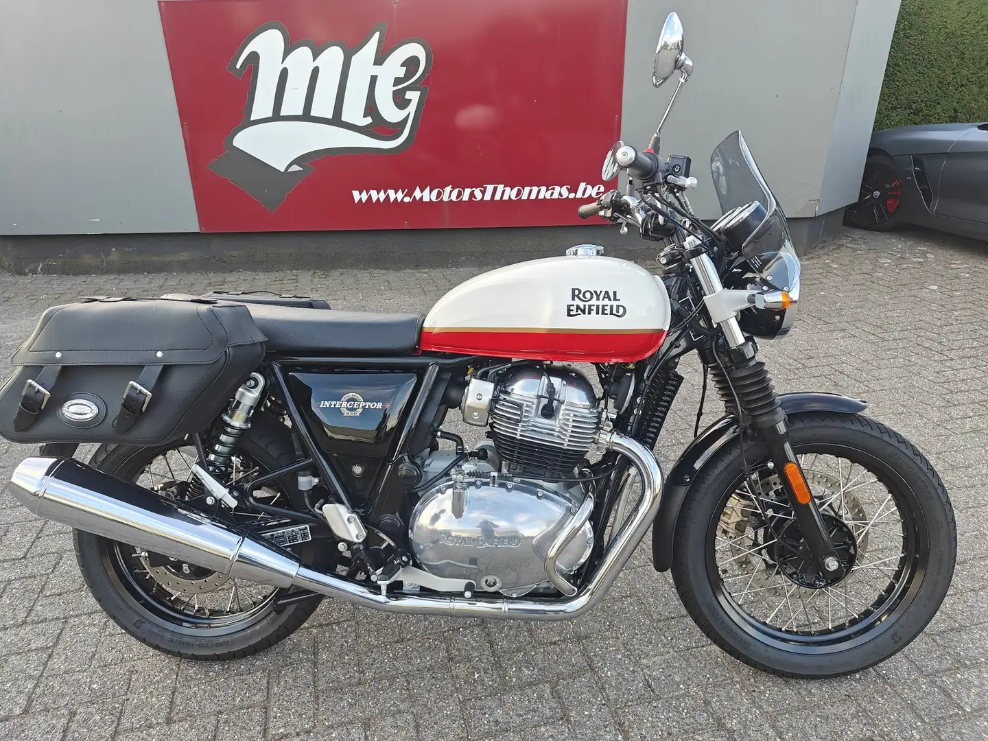 Royal Enfield Interceptor 650 Wit - 2