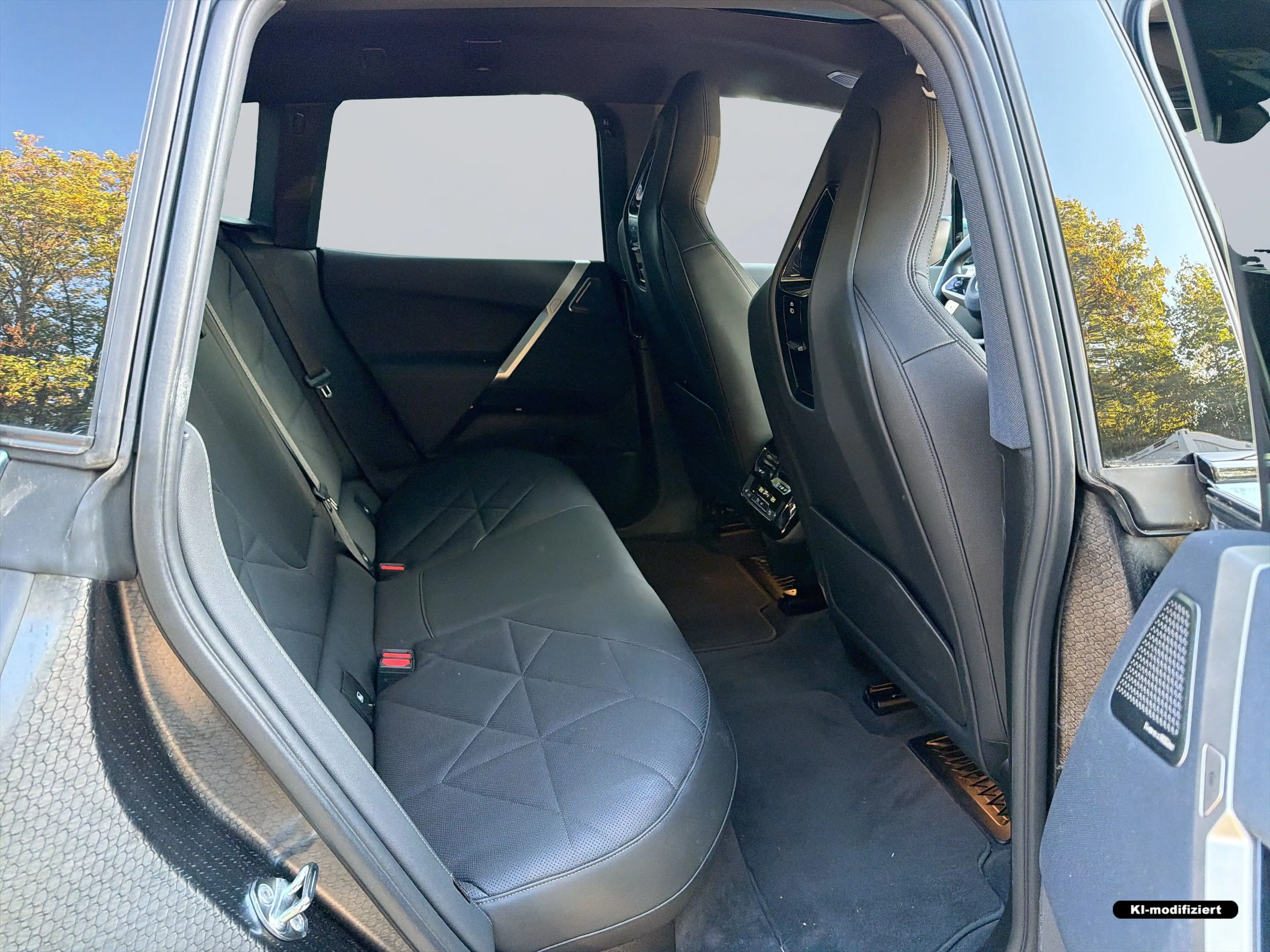 BMW iX M60 — photo 10