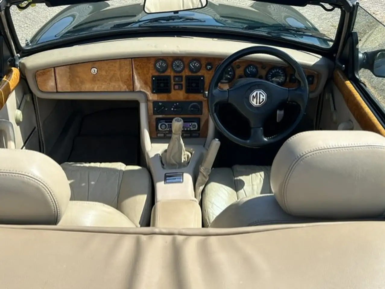 MG RV8 4.0 V8, foto 8